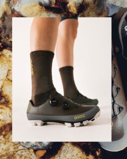 Kältere Luft, kürzere Tage und die Rückkehr der Gravel-Saison. Der @quocshoes Gran Tourer XC – Moss wurde genau von diesem Wandel inspiriert – ein erdiger Farbton, der an Waldwege in der Dämmerung erinnert, an Schichten aus Erde und Gestein. Seine raffinierten Töne fügen sich nahtlos in die Umgebung ein.⁠
⁠
Der GTXC ist ein leistungsstarker Gravel-Schuh, der Carbon-Steifigkeit und Geländetauglichkeit mit ganztägigem, abenteuerbereitem Komfort vereint.⁠

#quocshoes #quoc #gravel
#autumn #bikepacking