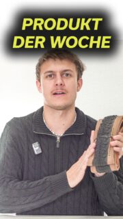 Produkt der Woche EP55 🚵‍♂️

Diese Woche stellt euch Leon den Allegra X6 Gravelreifen von @onzatires vor. Als Teil der neu eingeführten Allegra X Serie ist der Allegra X6 der mutigste Reifen der Reihe – perfekt, um lose Schotterstraßen, Felsen und rutschige Singletrails zu meistern. Er bietet Fahrern maximale Kontrolle und Vertrauen: Hohe Seitenstollen greifen kräftig in Kurven, während die abgeschrägte Mittelpartie den Rollwiderstand niedrig hält. Und da das Wetter langsam kälter und nasser wird, könnte dies dein perfekter Reifen für die kommende Saison sein.

#onzatires #onza #graveltires 
#gravel #bikepacking