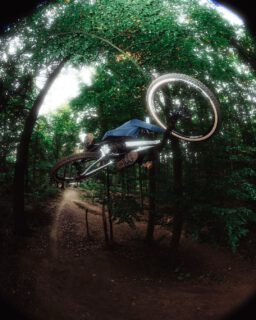 @jonassalamon zeigt im Trailpark Waldsee ordentlich Style auf seinem @raawmountainbikes Yalla – unterwegs auf @onzatires Aquila Reifen in der stylischen Skin-Wall-Farbe für den nötigen Grip und volle Kontrolle. 🔥

@ljrmedia

#onzatires #onza